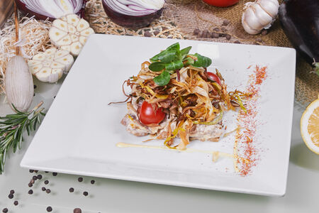 Салат из отварного языка с жареными грибами