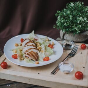 Салат Цезарь с курицей