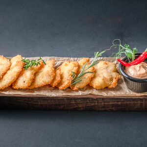 Куриные наггетсы с сырным соусом