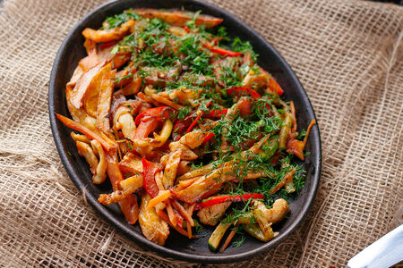 Шипящая сковородка с курицей