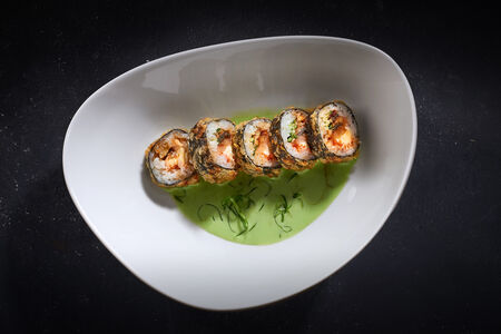 Темпурный ролл с лососем и угрем