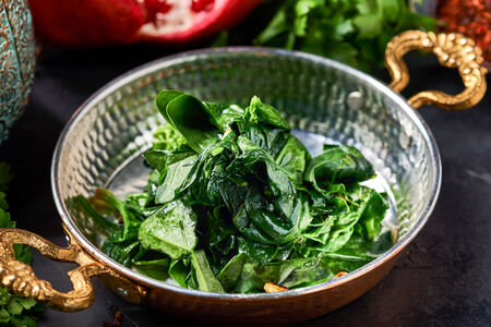 Шпинат с орехами и изюмом