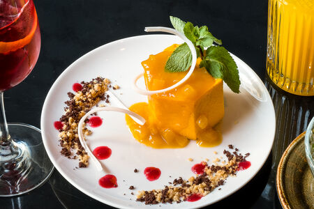 Мусс манго-маракуйя со штрейзелем и малиновым соусом