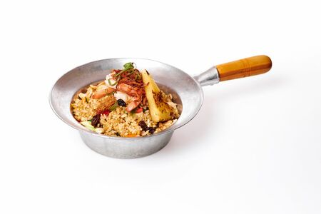 Жареный рис с креветками и ананасом