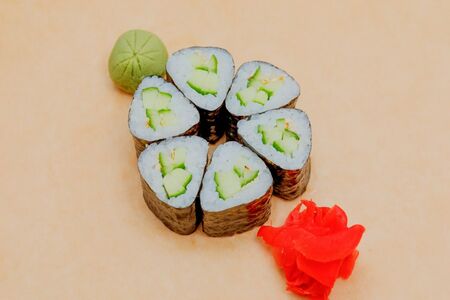 Ролл с огурцом