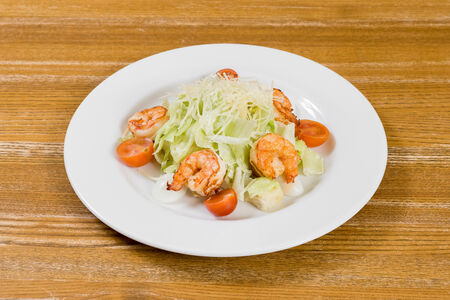 Салат Цезарь с креветками