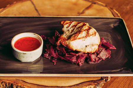 Стейк из индейки на пряной капусте и соусом чили сладким