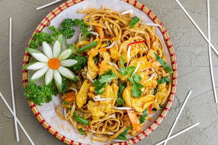 Вок с курицей