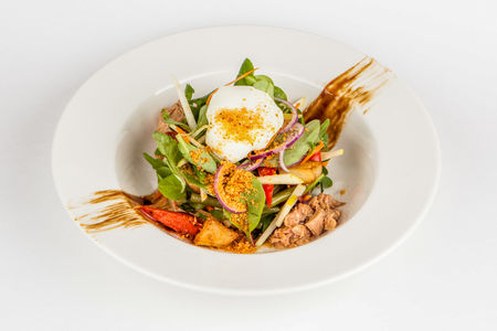 Салат Нисуаз с обжаренным тунцом