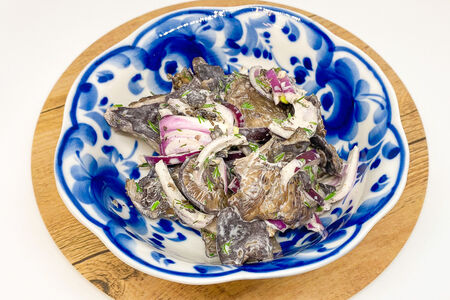 Грузди в сметане с луком и укропом