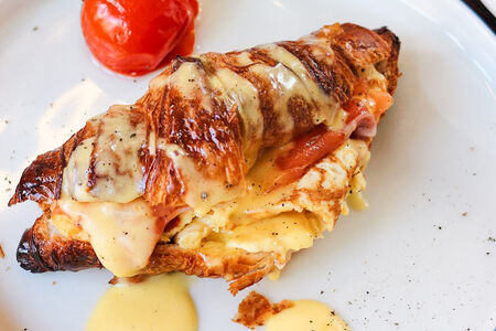 Круассан с лососем и омлетом