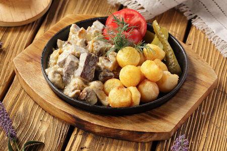 Жареха с говяжьим языком и грибами