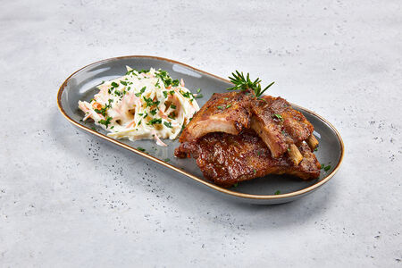 Ребра свиные с салатом коул слоу