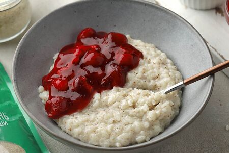 Каша рисовая на кокосовом молоке с ягодным соусом