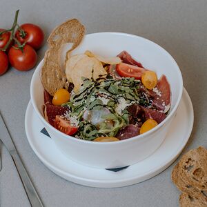 Микс-салат с брезаолой и трюфельными чипсами