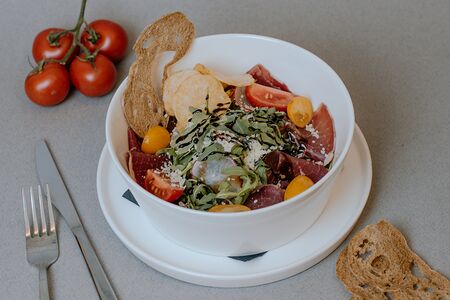 Микс-салат с брезаолой и трюфельными чипсами