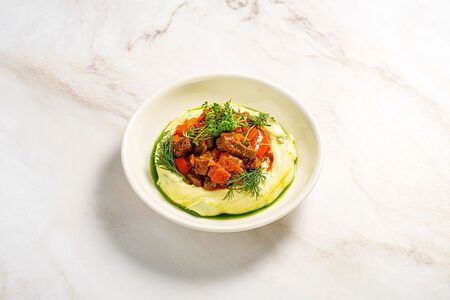 Гуляш на картофельном пюре