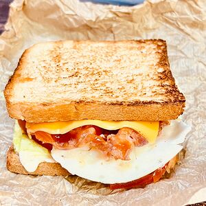 Сэндвич с яйцом, беконом и сыром