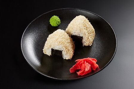 Онигири с лососем