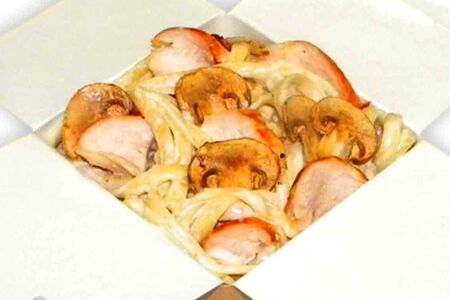 Паста с грибами и курицей в сливочном соусе