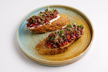 Брускетта с томленой говядиной и соусом демиглас