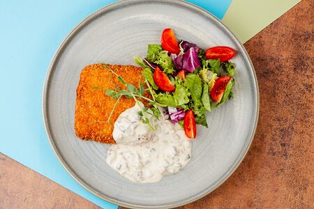 Шницель из цыпленка со сливочно-грибным соусом