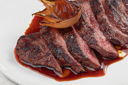 Стейк мясника с печеным луком