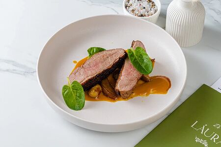 Утиная грудка с карамелизованной грушей в вине и манговым соусом  