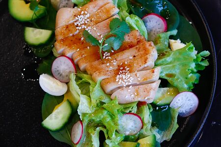 Тёплый салат с кальмаром 