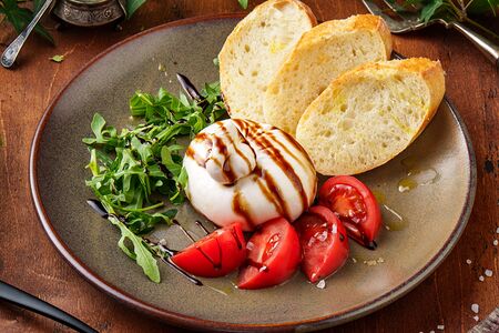 Буррата с томатами 