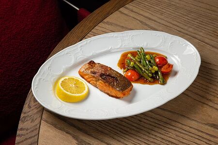 Стейк из семги с овощами