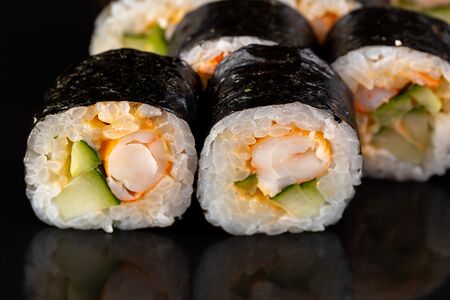 Острый ролл с креветкой