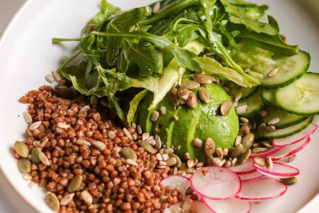 Салат с авокадо, гречкой, огурцом и редисом