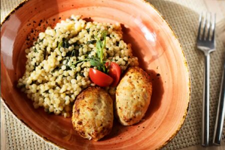 Куриные котлеты с птитимом, шпинатом и шампиньонами