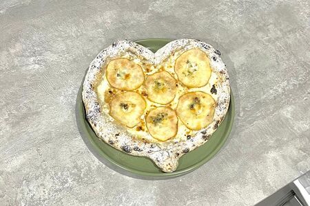 Пицца Сердце с грушей и горгонзолой