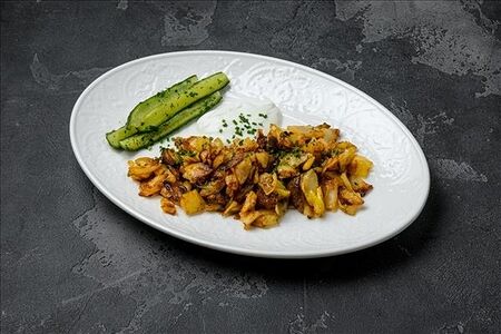Картофель жаренный с белыми грибами, сметаной и малосольными огурцами