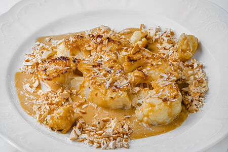 Стейк из цветной капусты с кешью и домашним ореховым соусом