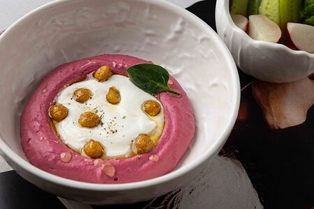 Розовый хумус с овощами