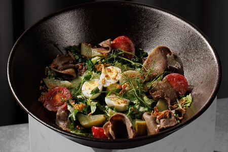 Салат c говяжьим языком и имбирной заправкой 