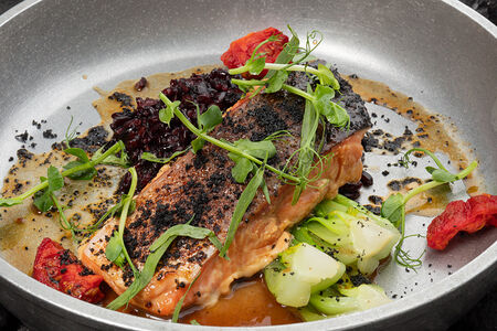 Лосось со спаржей и черным рисом