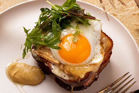 Крок мадам с ветчиной и бри