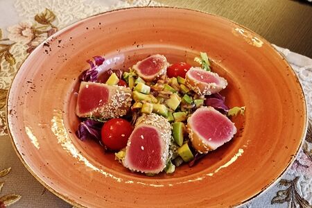 Салат с тунцом и авокадо