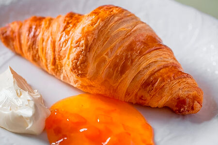 Круассан с маслом и абрикосовым джемом