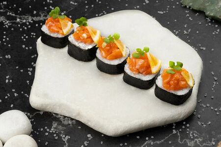 Тартар мини с лососем 