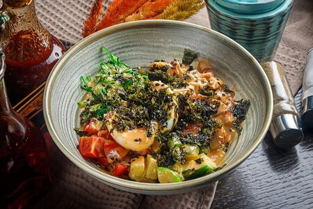 Поке с куриным бедром