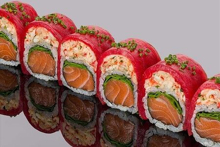 Ролл из тунца еллоуфин, лосося, камчатского краба в соусе спайси