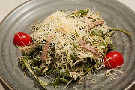 Салат с сочным ростбифом в ореховом соусе