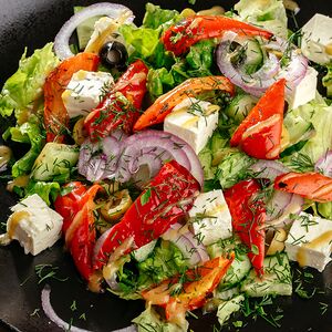 Салат с печеным перцем и брынзой