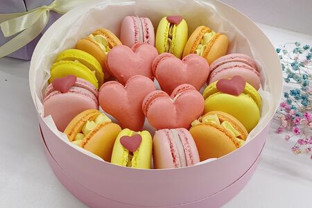 Ассорти макарон с сердечками, подарок на день влюблённых