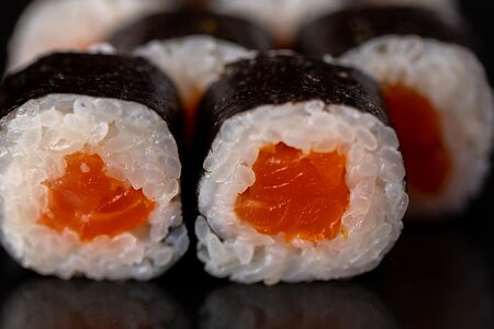 Ролл с лососем